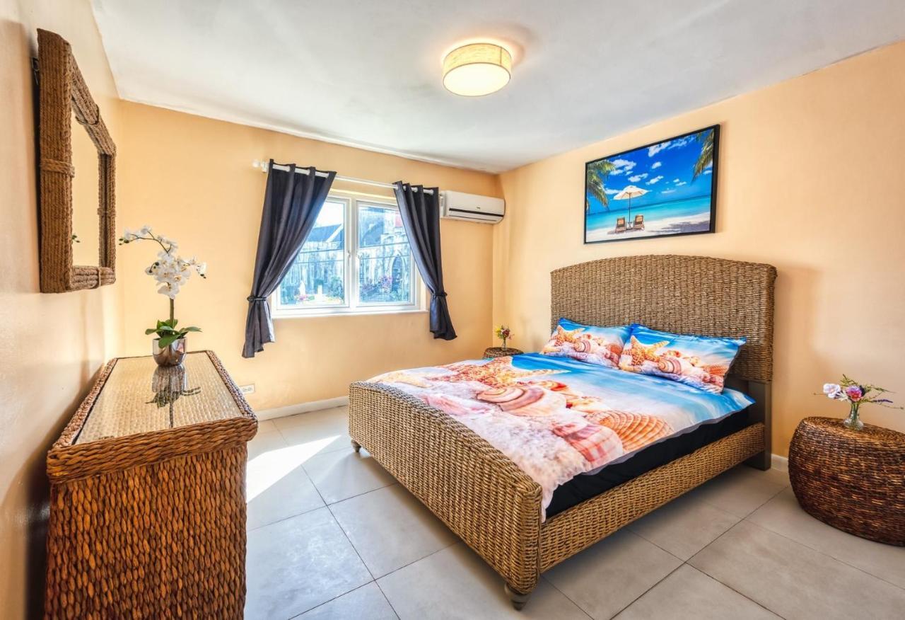 Apartment In Downtown At The Beach Нассау Екстер'єр фото